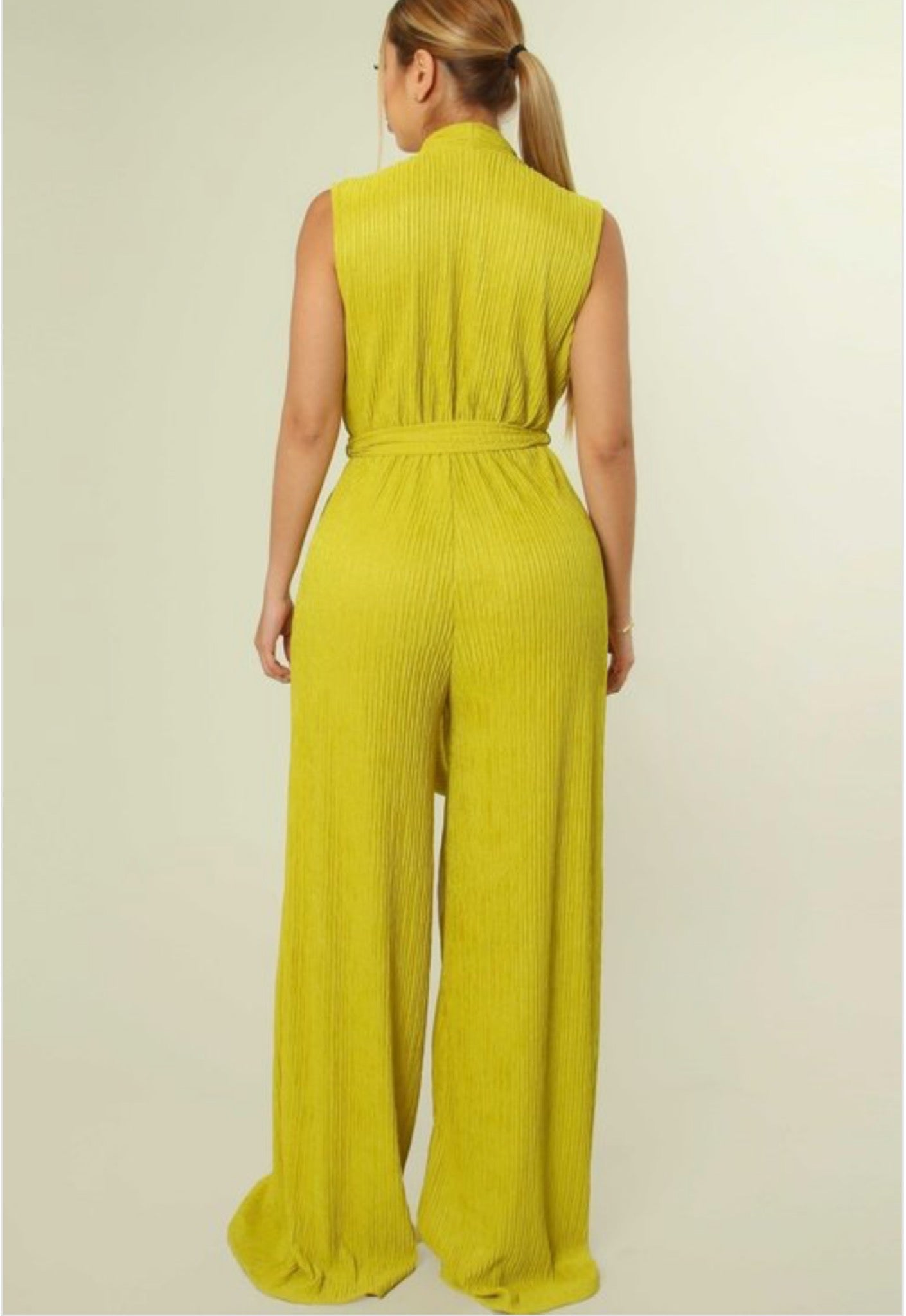 SOLID COLOR PATTERN SLEEVELESS PLEATED JUMPSUIT. WAIST TIE